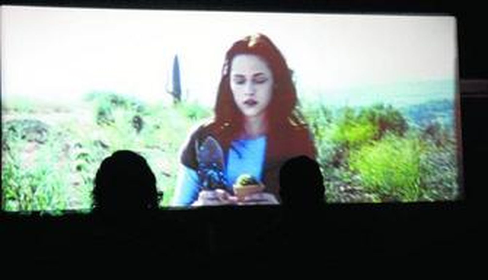 La protagonista de la saga 'Crepúsculo', en pantalla durante una proyección del cine de verano del centro comercial Zona Este.