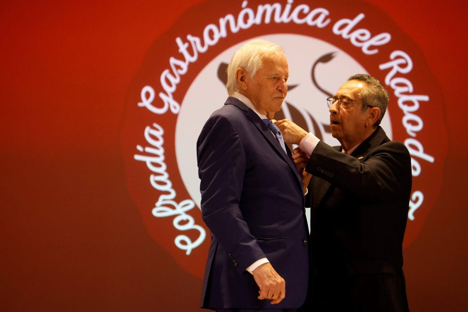 El Cordobés, cofrade de honor de la Cofradía Gastronómica del Rabo de Toro