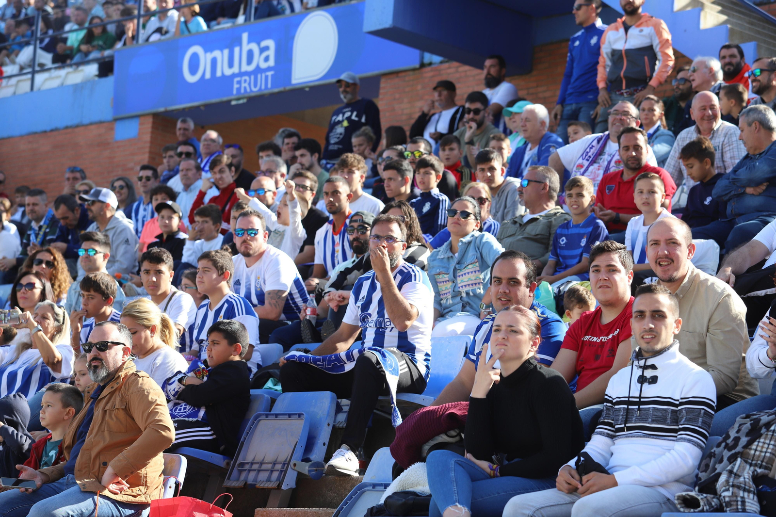 Imágenes del gran ambiente en el Nuevo Colombino para ver el  Recre-Burgos