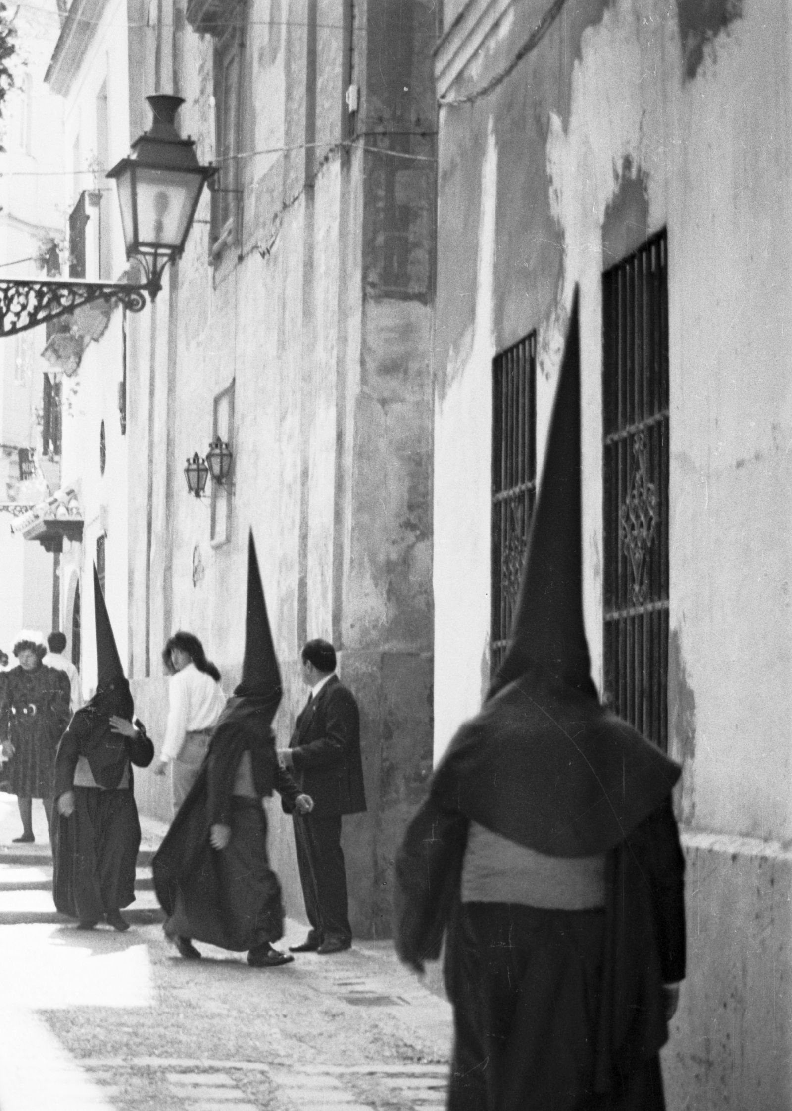 Nazarenos de Santa Cruz por la calle Ximénez de Enciso