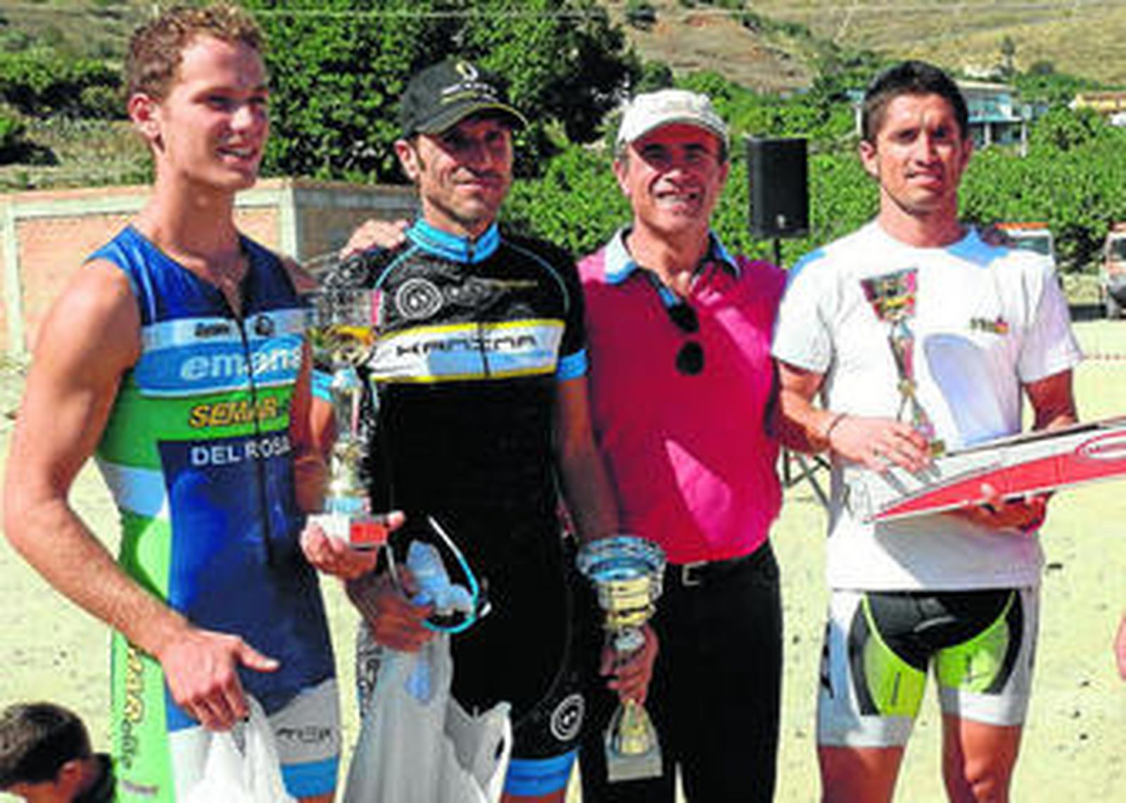 Los primeros clasificados en la competición masculina lucen sus trofeos.