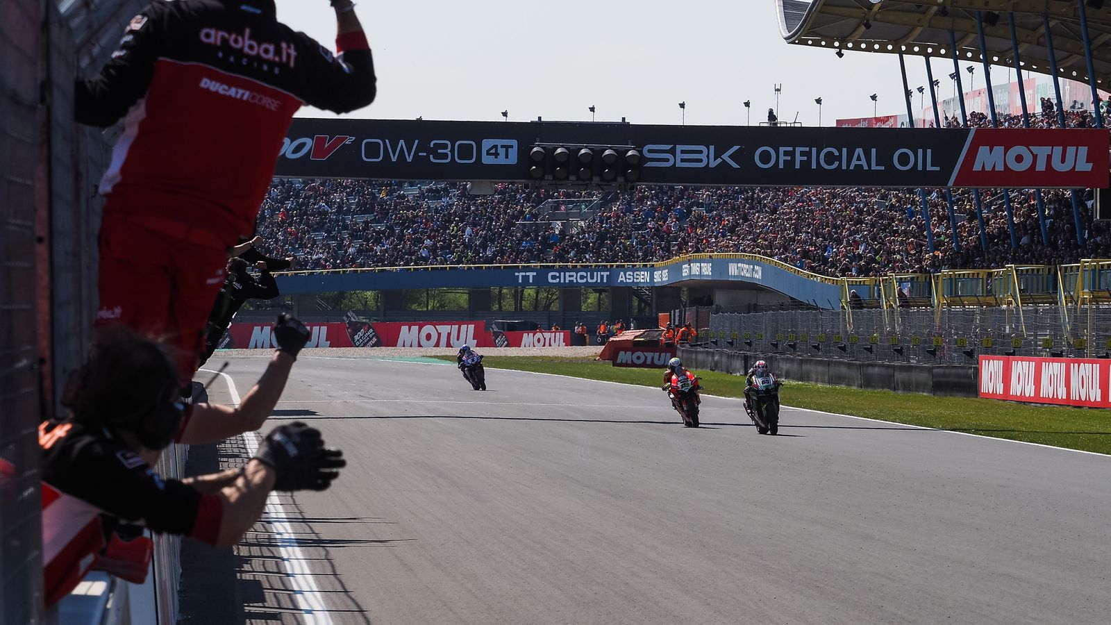 Jonathan Rea entra por delante de Bautista con las gradas de Assen repletas.