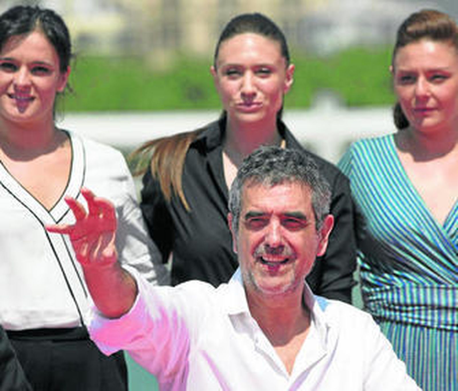 Joaquín Oristrell, junto a tres de sus actrices, ayer, en el Muelle Uno.