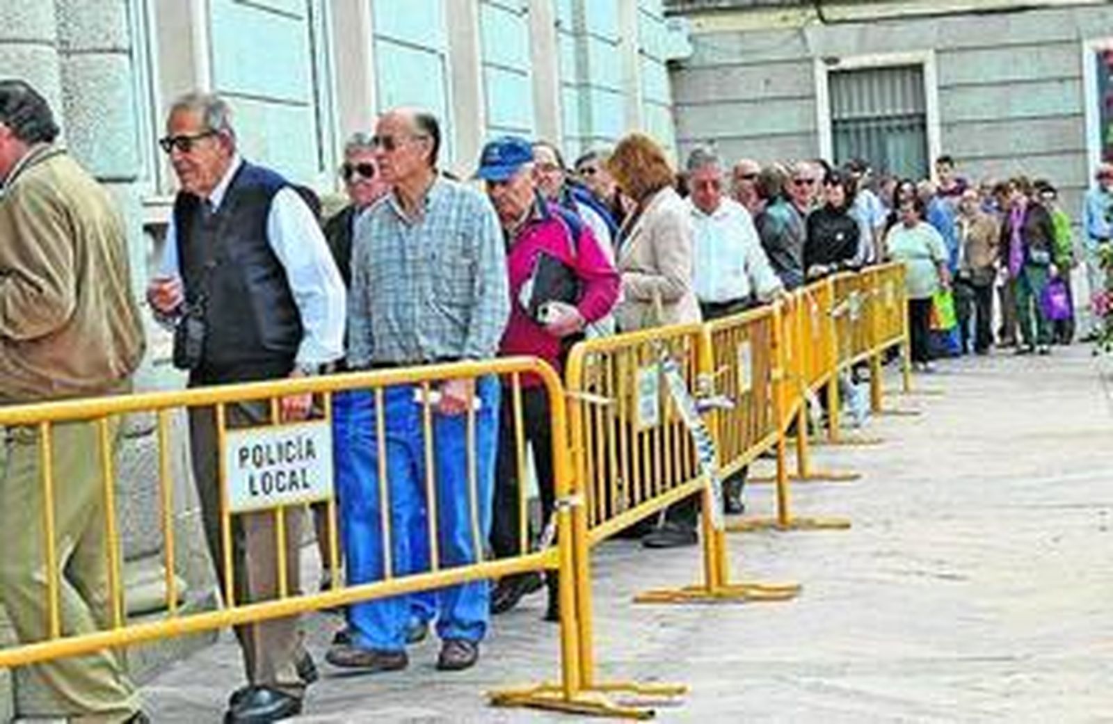 Cola a las puertas del Ayuntamiento para conseguir la guia de Semana Santa.