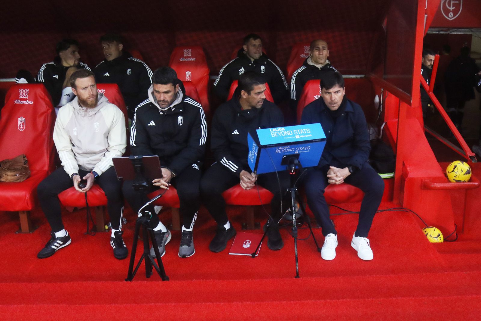 Alexander Medina junto a su cuerpo técnico en el banquillo de Los Cármenes.