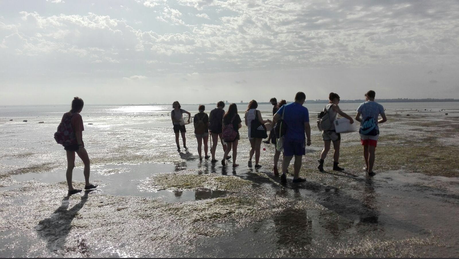 Alumnos recogen muestras del litoral gaditano en el Campus Científico del año pasado.