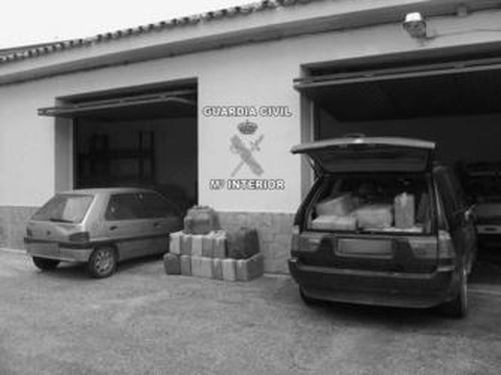 Imagen de la droga y los vehículos intervenidos el pasado 8 de febrero en la playa de La Caleta.