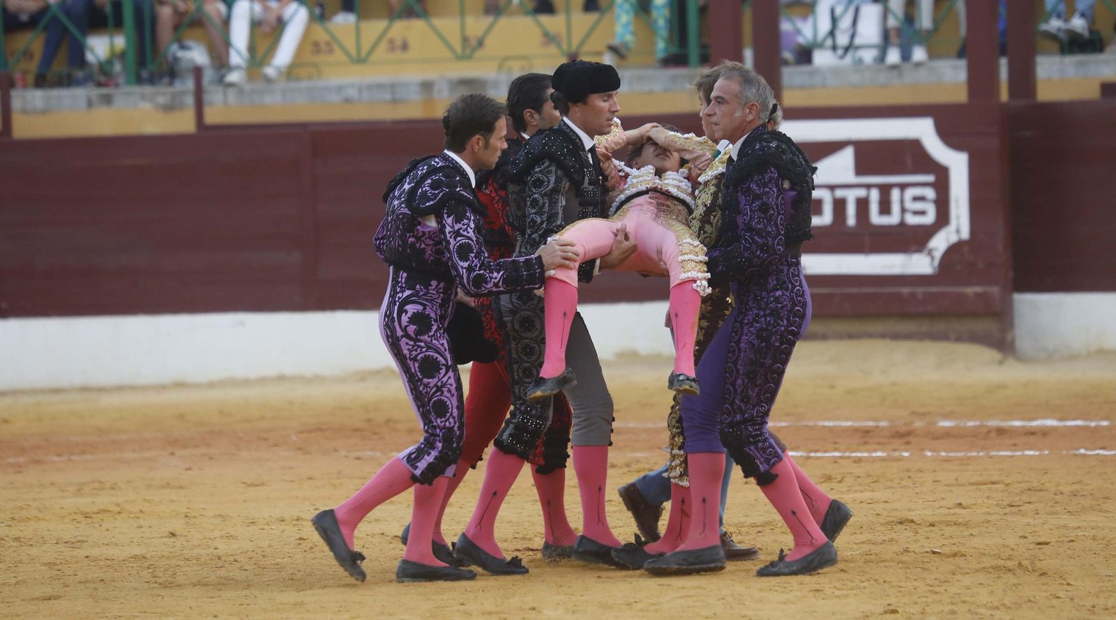 Fotos del triunfo de Manuel Roman y Javier Zulueta con la buena novillada de Núñez de Tarifa que abrió la Feria de La Línea