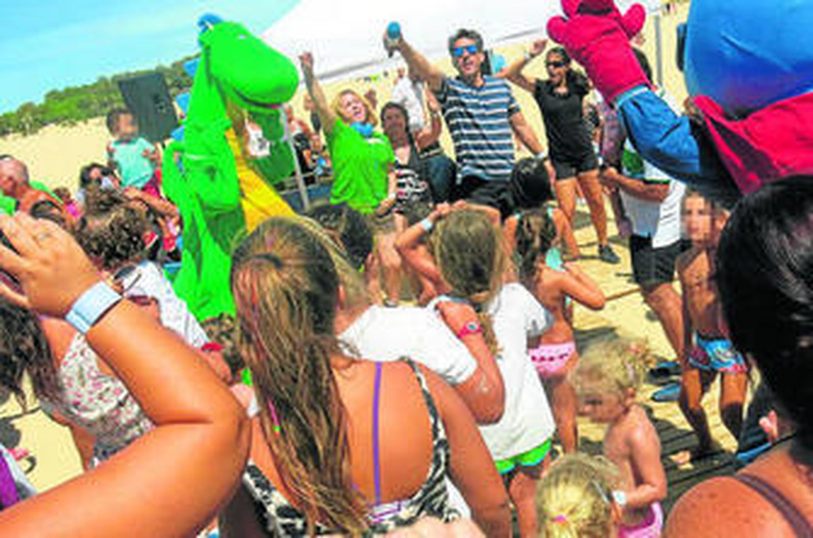 El momento de la celebración del 'Flash Mob' con los más pequeños en la playa de La Puntilla.