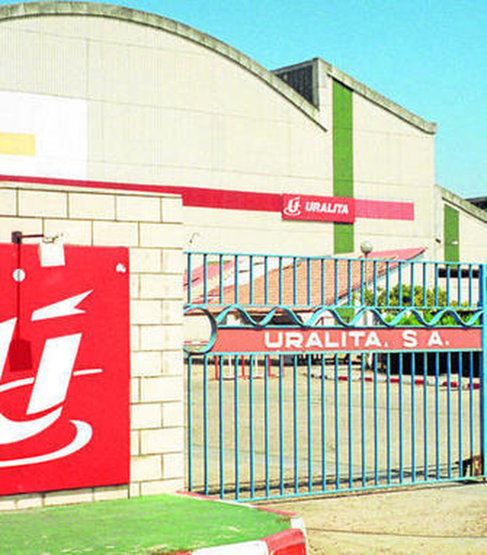 Entrada principal a la fábrica de Uralita de Bellavista en 1999, al año siguiente del cierre.