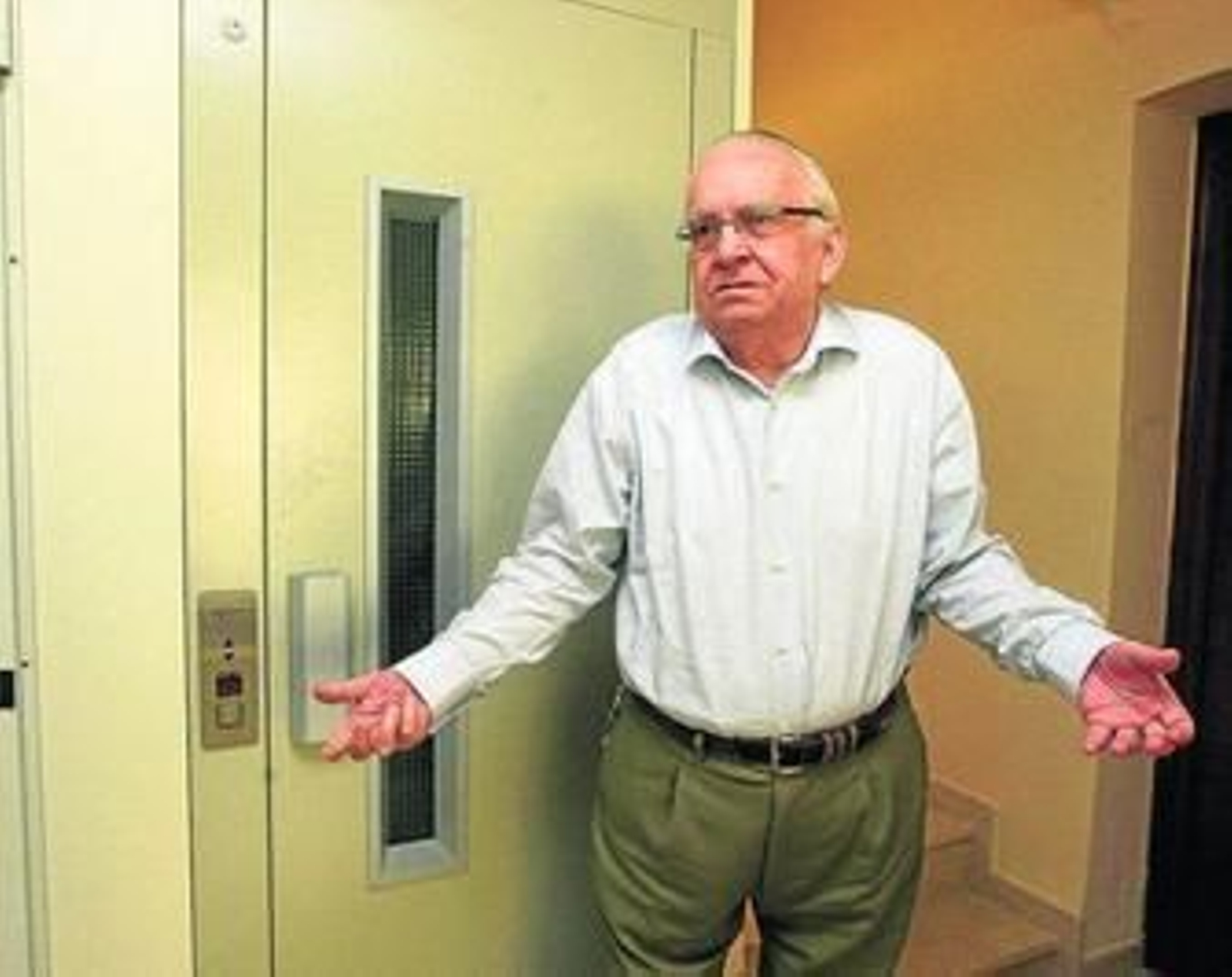 Pepe Carrasco, vecino del número 11 de la calle Bulería, ante el ascensor de su bloque que no pueden usar.