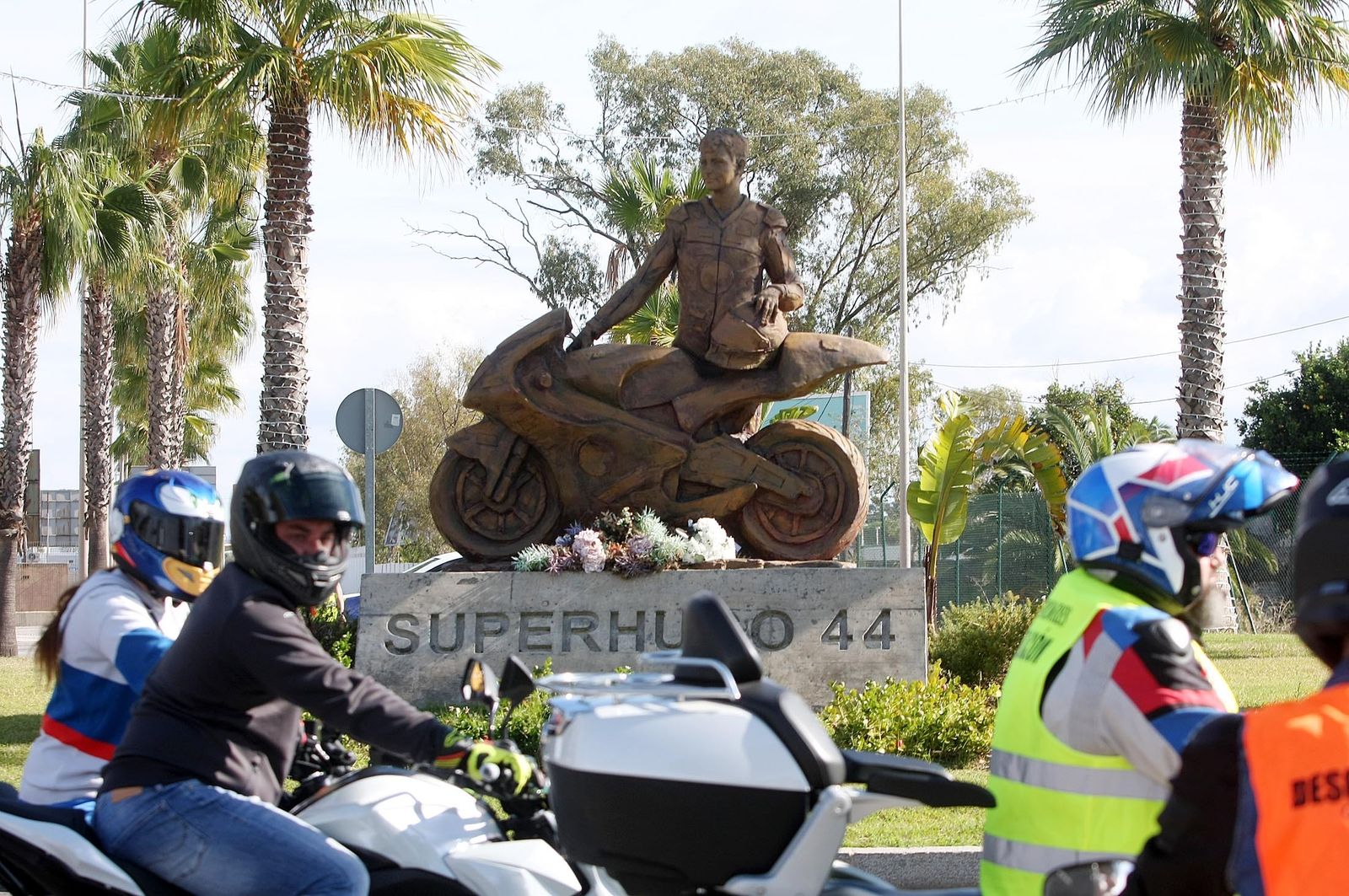 Imágenes de la concentración motera en memoria de Hugo Millán por las calles de Huelva