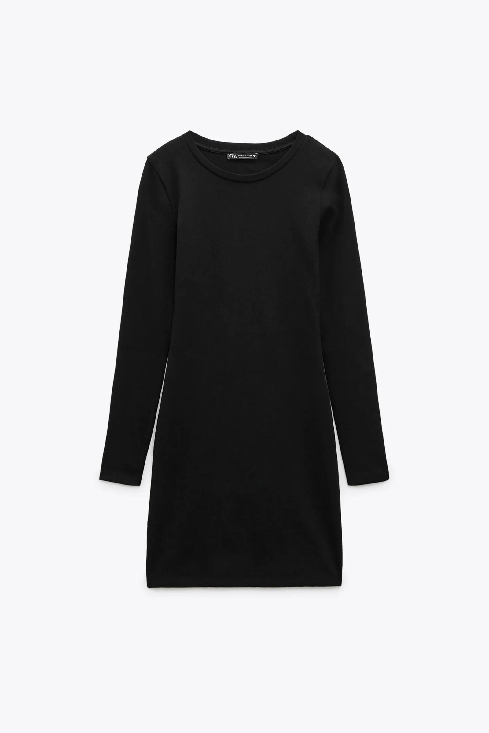 Vestido negro básico de Zara.