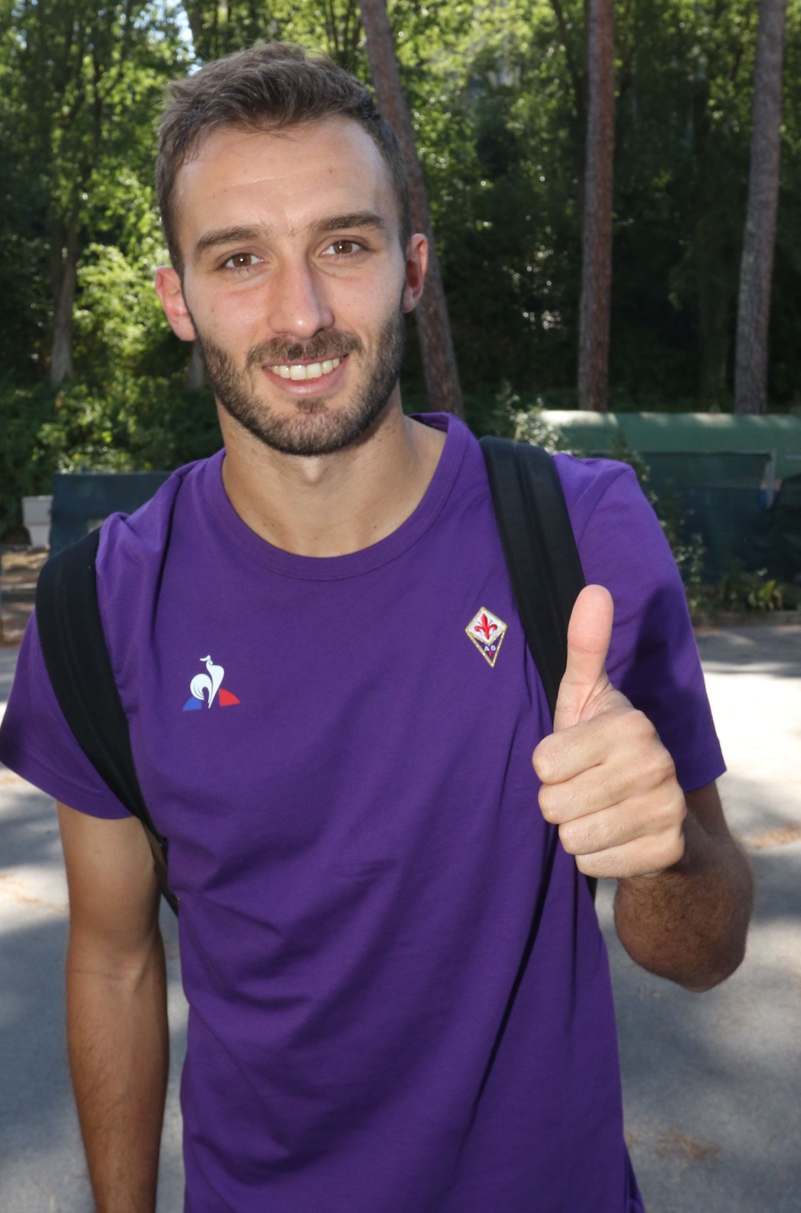 Pezzella posa después de llegar a Italia con el escudo de la Fiorentina