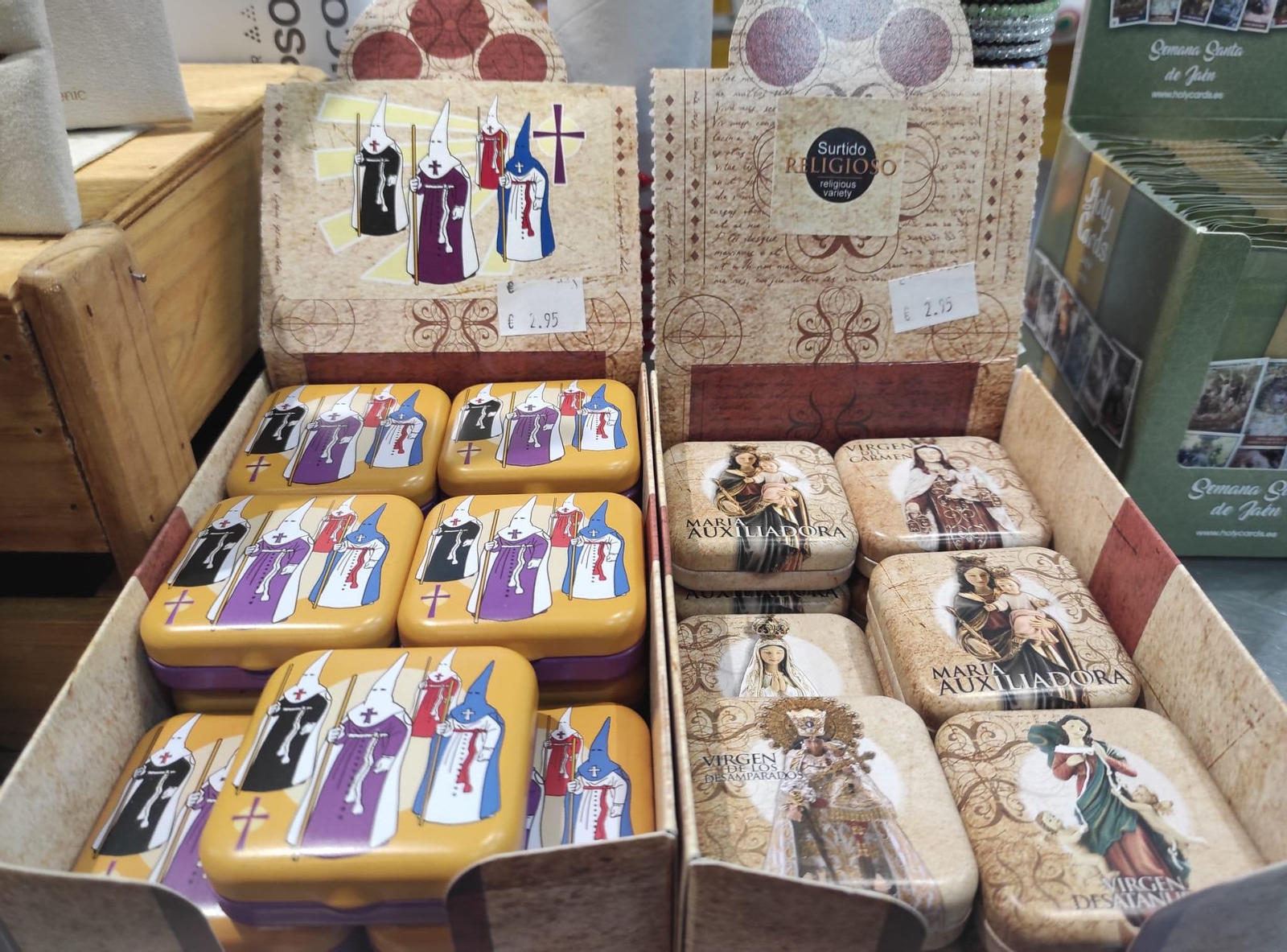 Las cajitas de caramelos semanasanteros están disponibles en dos sabores: fresa y menta.