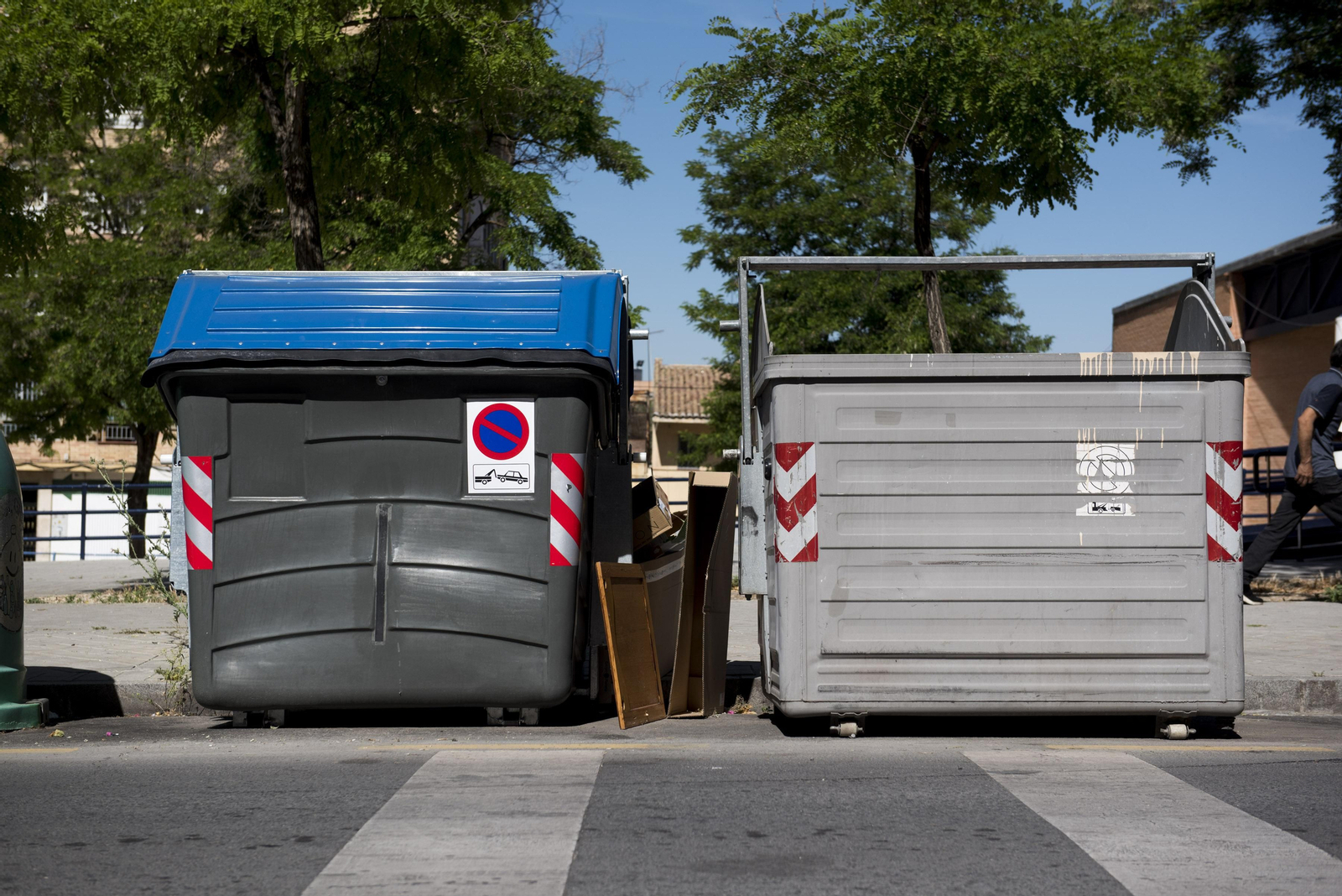 Contenedores de basura rotos en Cartuja