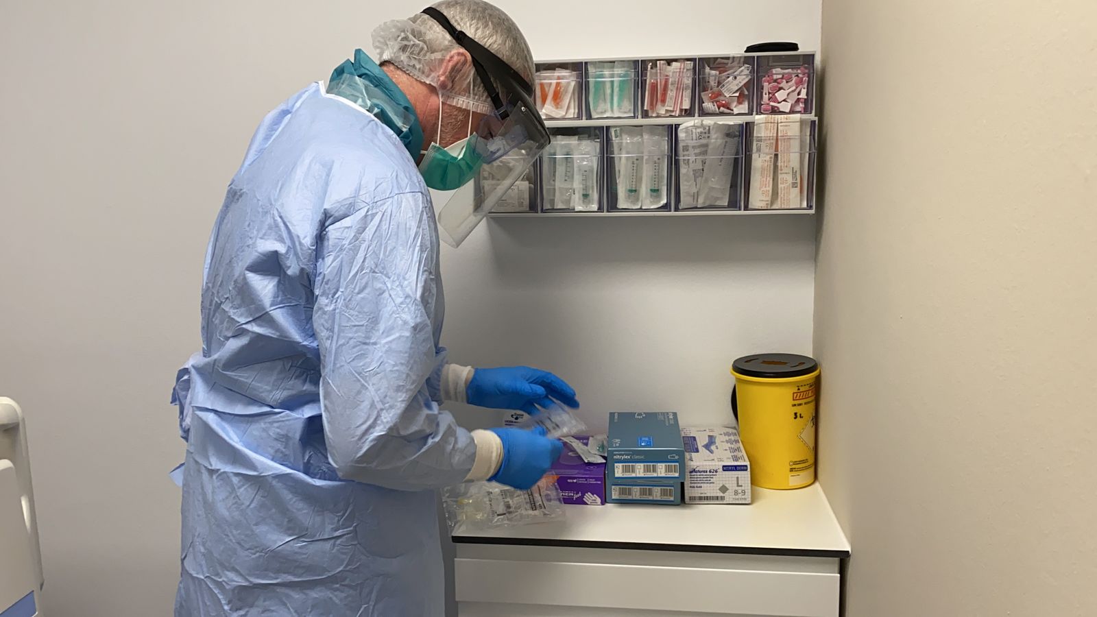 Un sanitario, en el interior de las nuevas instalaciones.