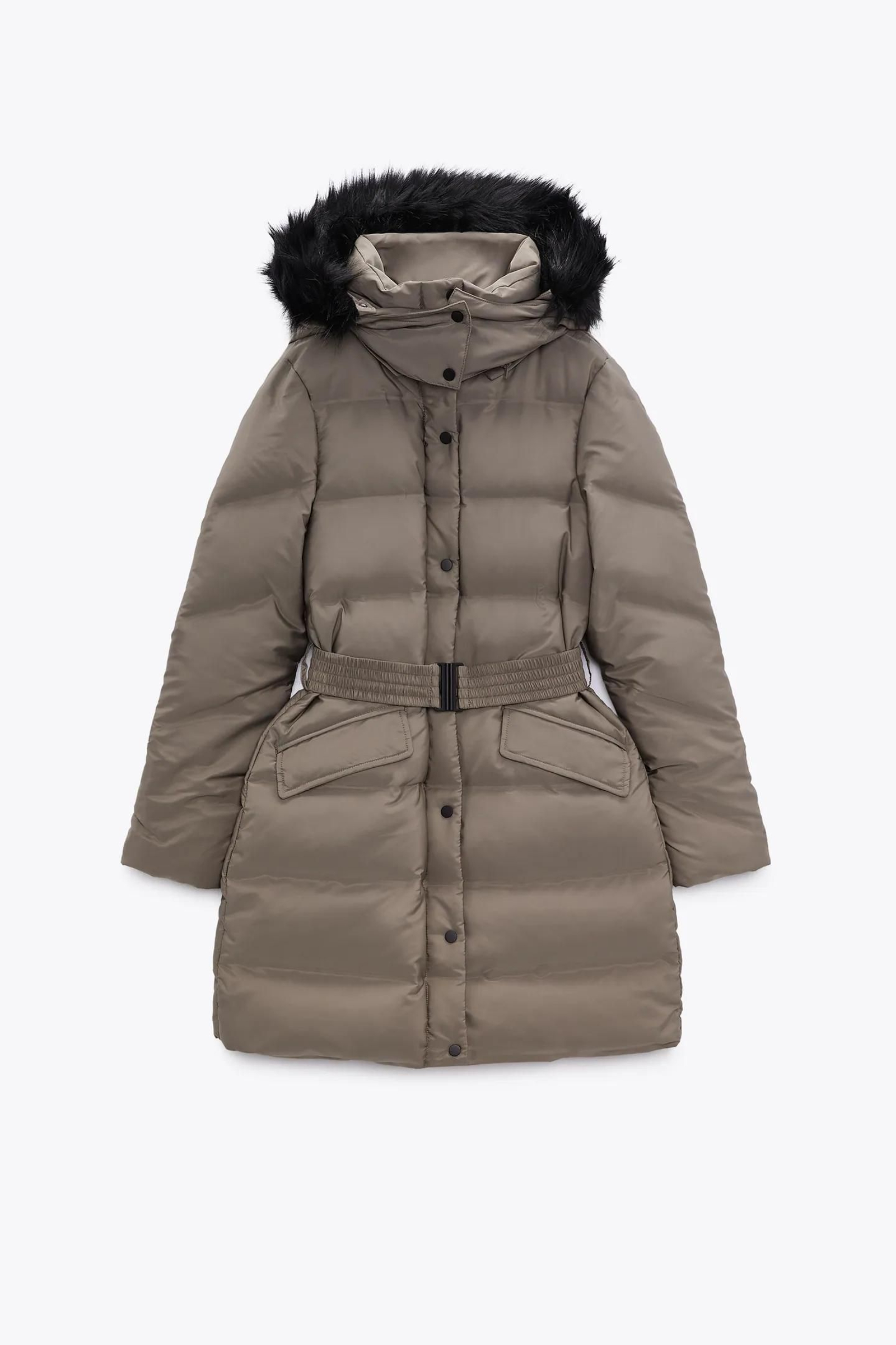 Plumífero con cinturón de Zara.