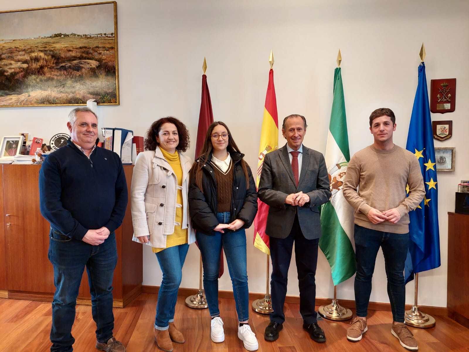 El alcalde recibe a Míriam Ávila, estudiante seleccionada con la beca de la Fundación Amancio Ortega