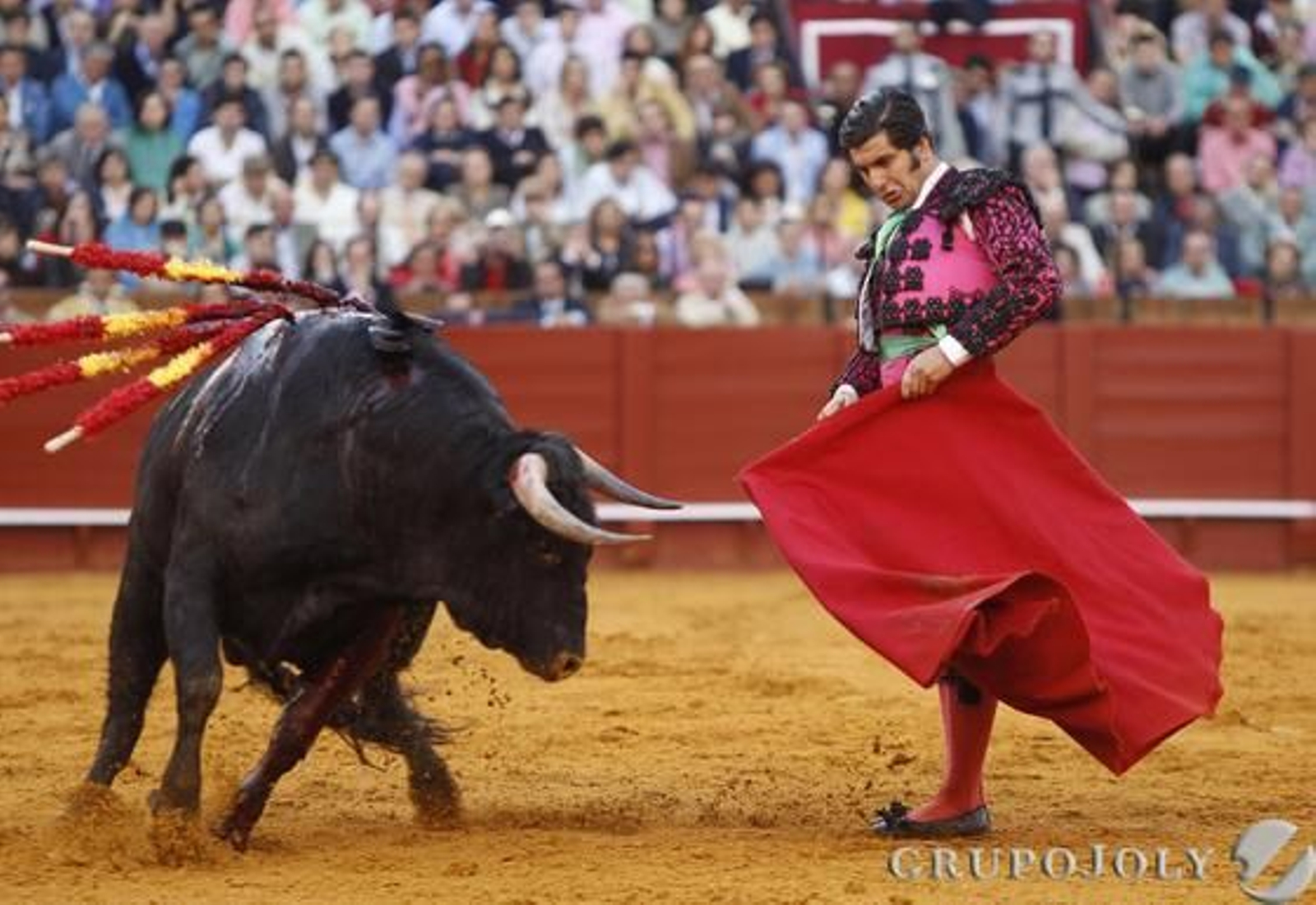 Morante torea al cuarto toro de la tarde de la primera corrida del abono de la Maestranza de la temporada 2011.

Foto: Juan Carlos Muñoz