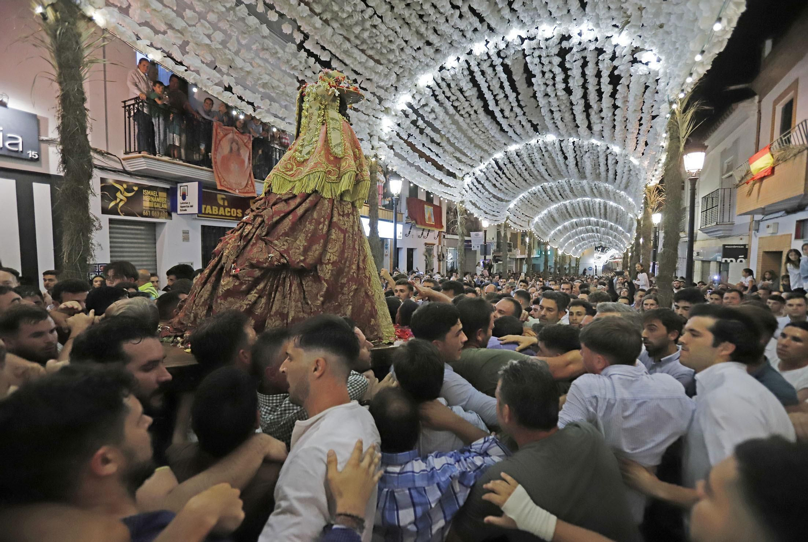 La Virgen del Rocío recorre las calles de Almonte hacia el Chaparral para el inicio del Camino de los Llanos