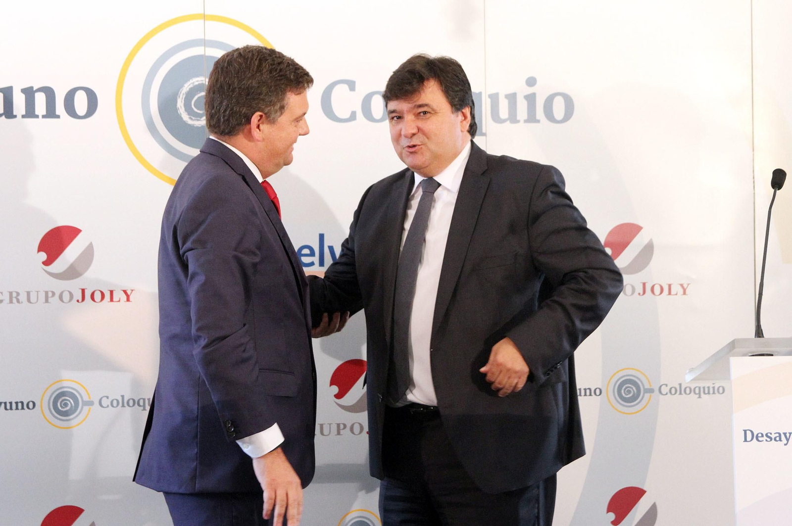 Imágenes de la conferencia y desayuno-coloquio de Gabriel Cruz, alcalde de Huelva