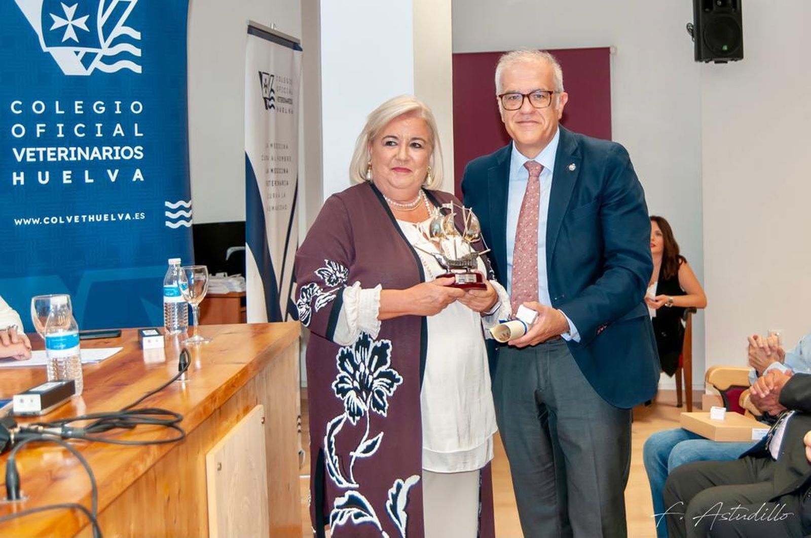 Fidel Astudillo junto a Manuela Caro en el acto conmemorativo en el Colegio Oficial de Veterinarios de Huelva.