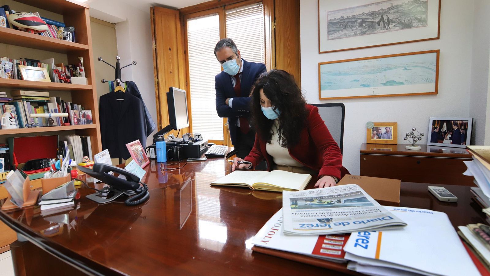 En su visita a Diario de Jerez, Rocío Ruiz firmó en el Libro de Honor del periódico. En la imagen, la consejera firmando junto a Rafael Navas, director del Diario. En su visita a Diario de Jerez, Rocío Ruiz firmó en el Libro de Honor del periódico. En la imagen, la consejera firmando junto a Rafael Navas, director del Diario.