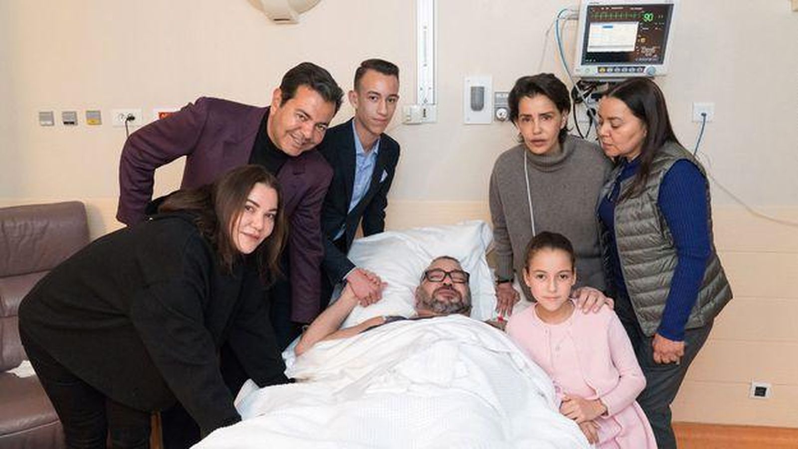 Mohamed VI en una clínica de París rodeado de familiares excepto su esposa Lalla Salma.