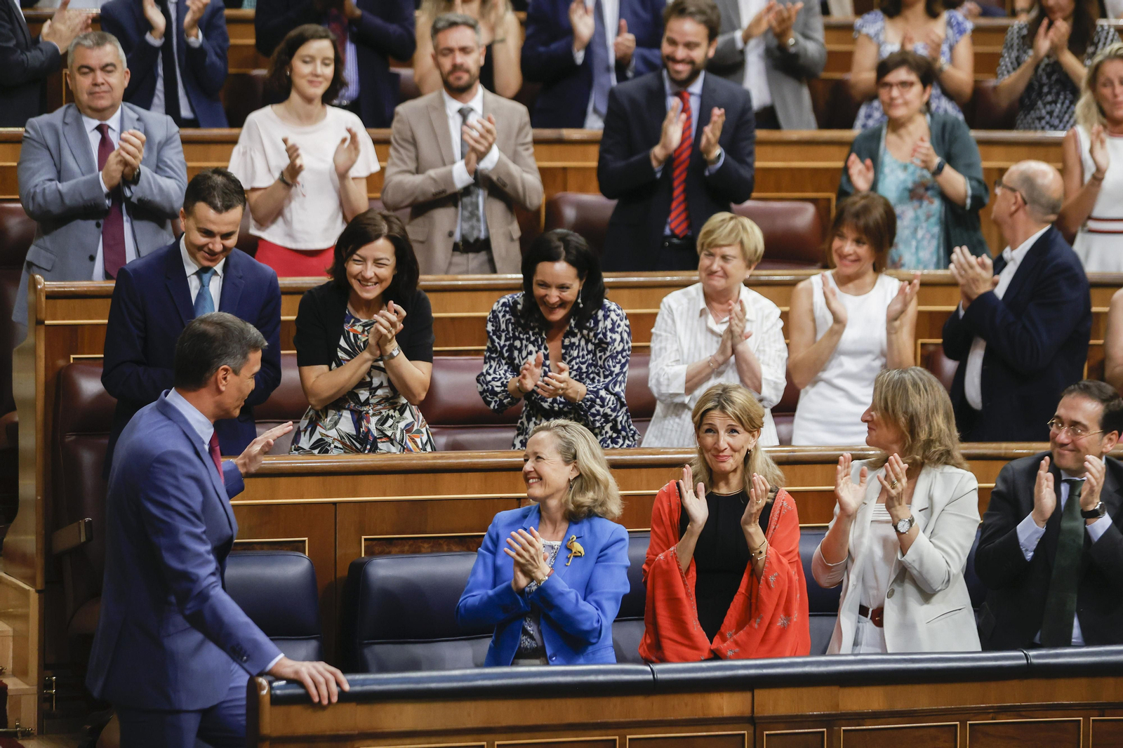 El presidente del Gobierno, Pedro Sánchez (i) recibe el aplauso de la bancada socialista tras la segunda jornada del debate sobre el Estado de la Nación este miércoles en el Congreso.
