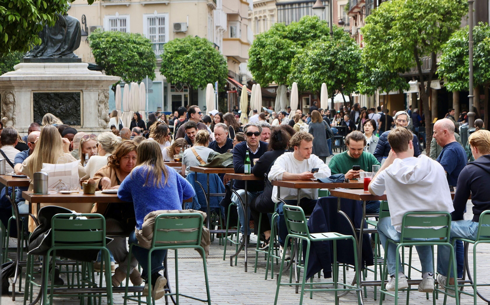 Lleno en las terrazas del Salvador en el primer día de llegada de seguidores del Athlétic.