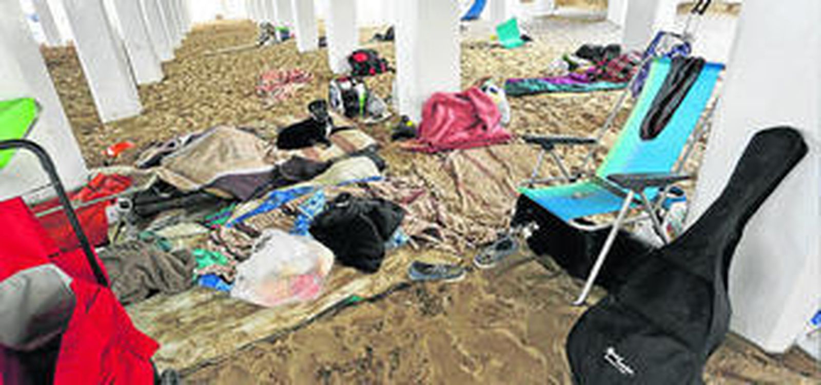 Aspecto que presentaba días atrás la zona inferior del balneario de La Palma, en la playa de La Caleta, repleta de enseres, ropa y mantas de personas sin hogar.