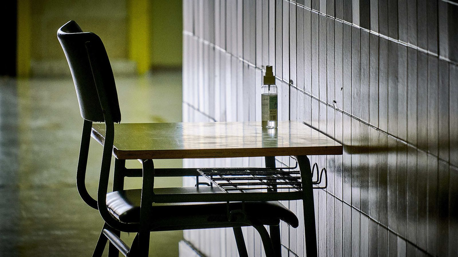 Un pupitre con un bote de gel en el colegio Tierno Galván de Cádiz.