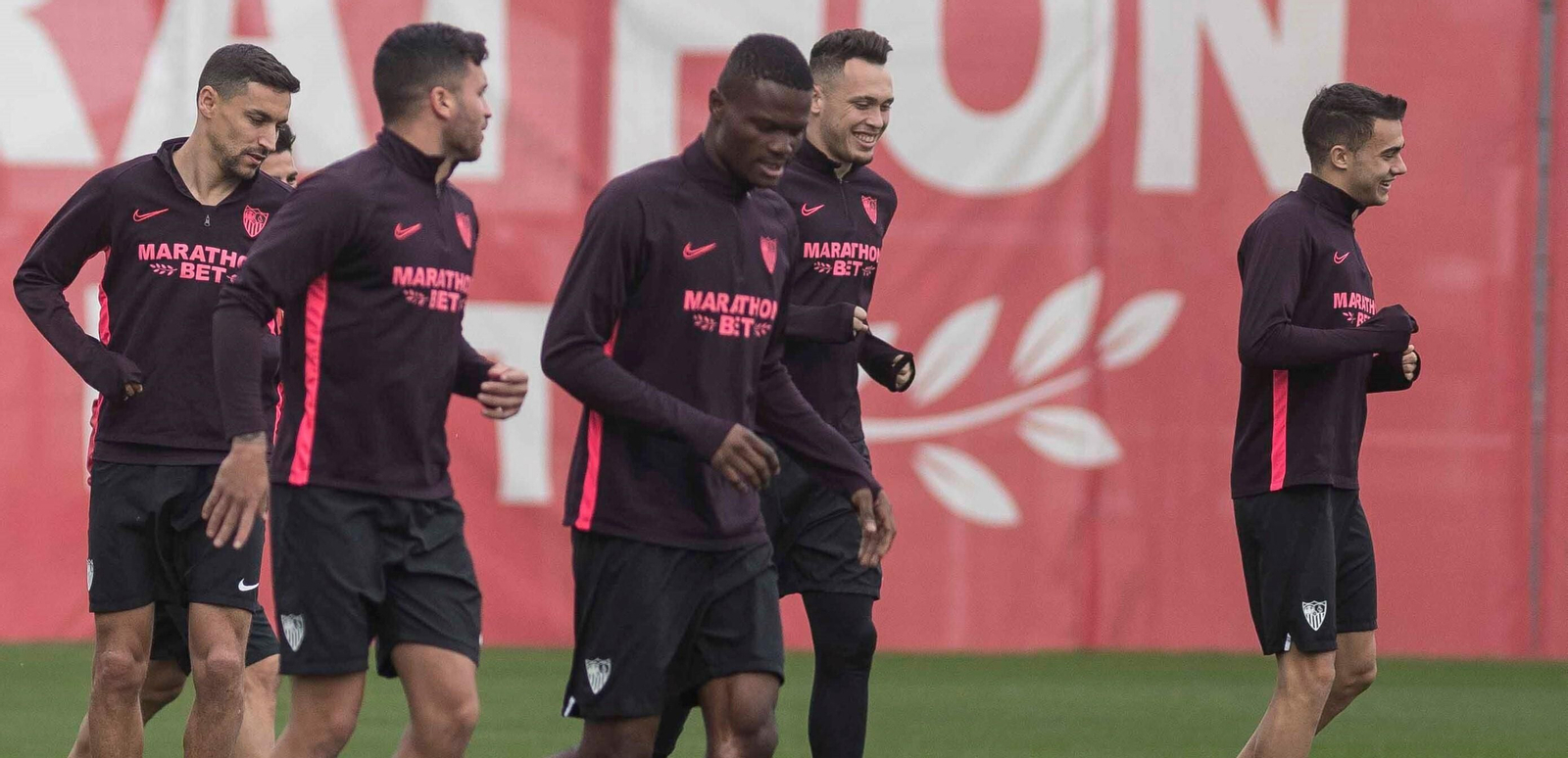 Baron Kibamba, en el centro de la imagen, durante un entrenamiento con el primer equipo del Sevilla FC.