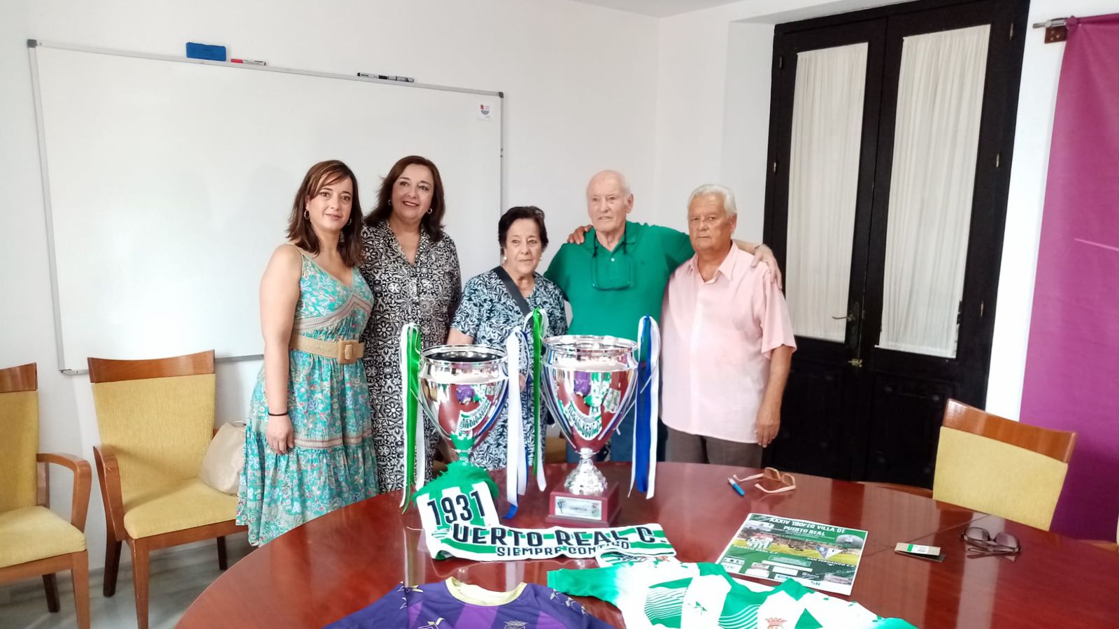 Bohórquez (a la derecha), junto a Paco Berenguer y su familia