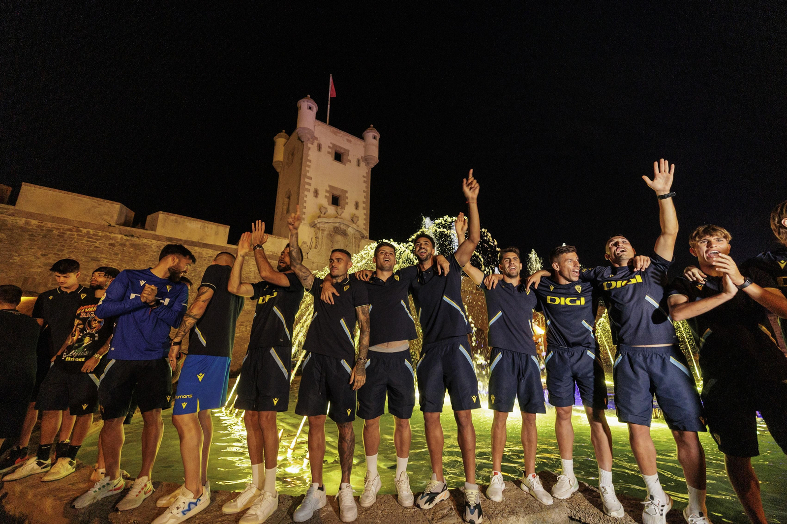 Las imágenes de la afición del Cádiz C.F. celebrando la permanencia en la fuente más cadista