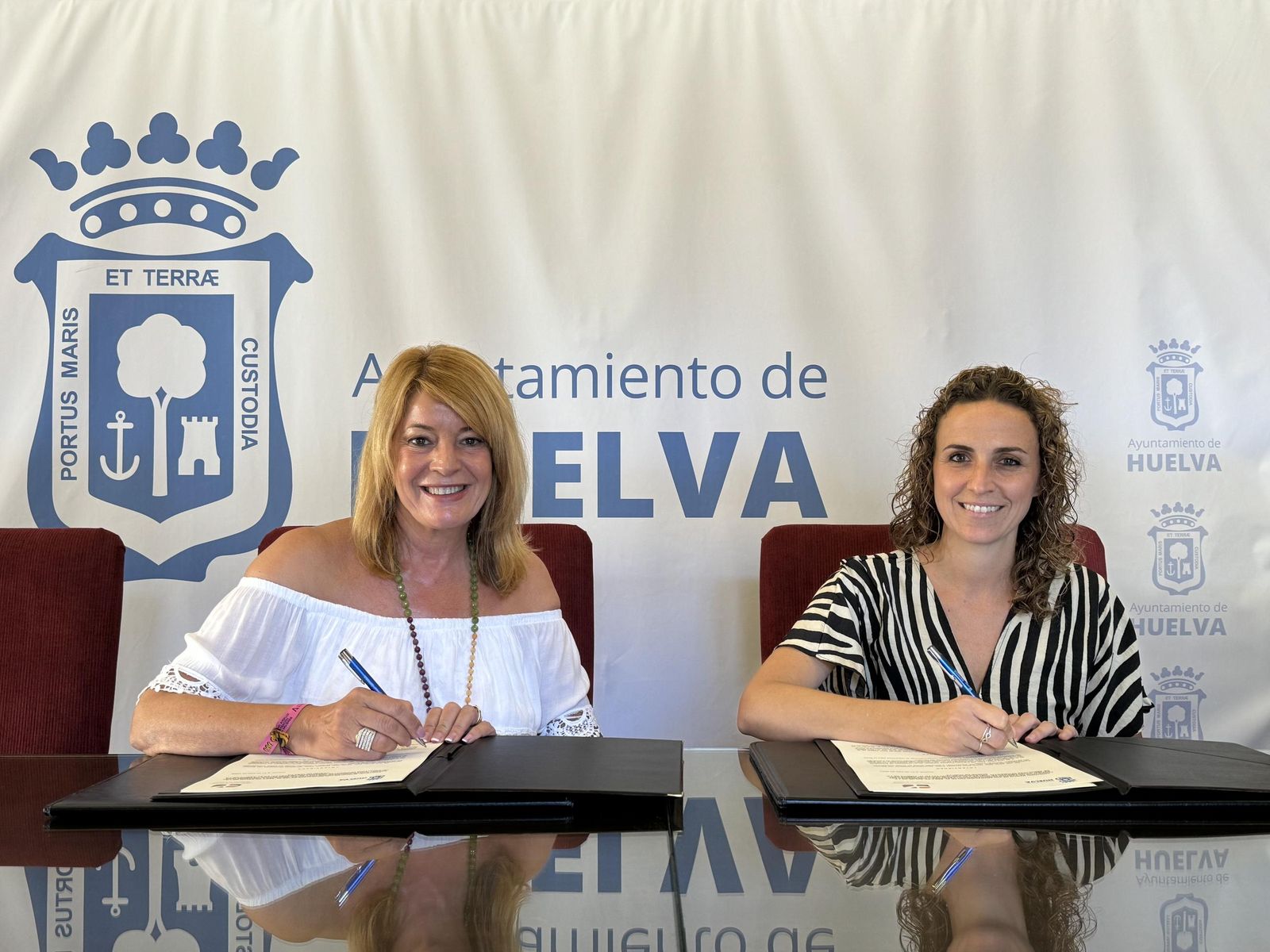 Reunión entre Pilar Miranda y Mª Carmen Romero.