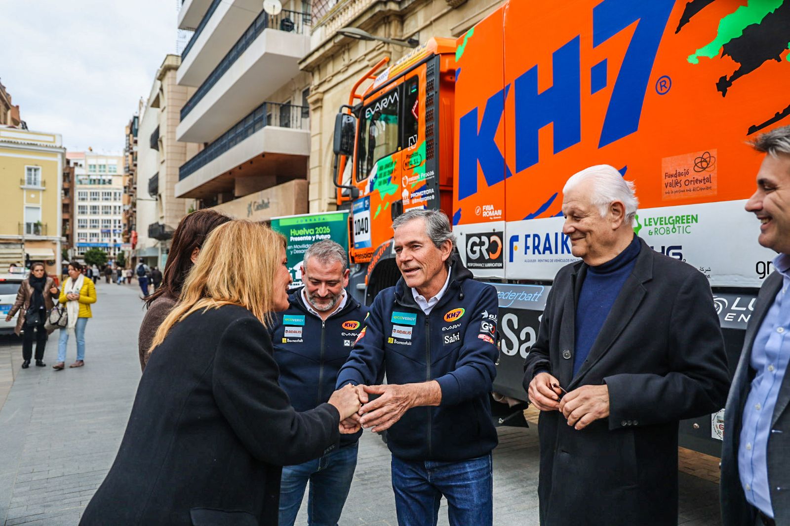 Fotografías de la llegada del vehículo ganador del último Rally Dakar en la categoría Mission 1000, enmarcado en la Jornada 'Huelva presente y futuro en movilidad sostenible y desarrollo territorial'