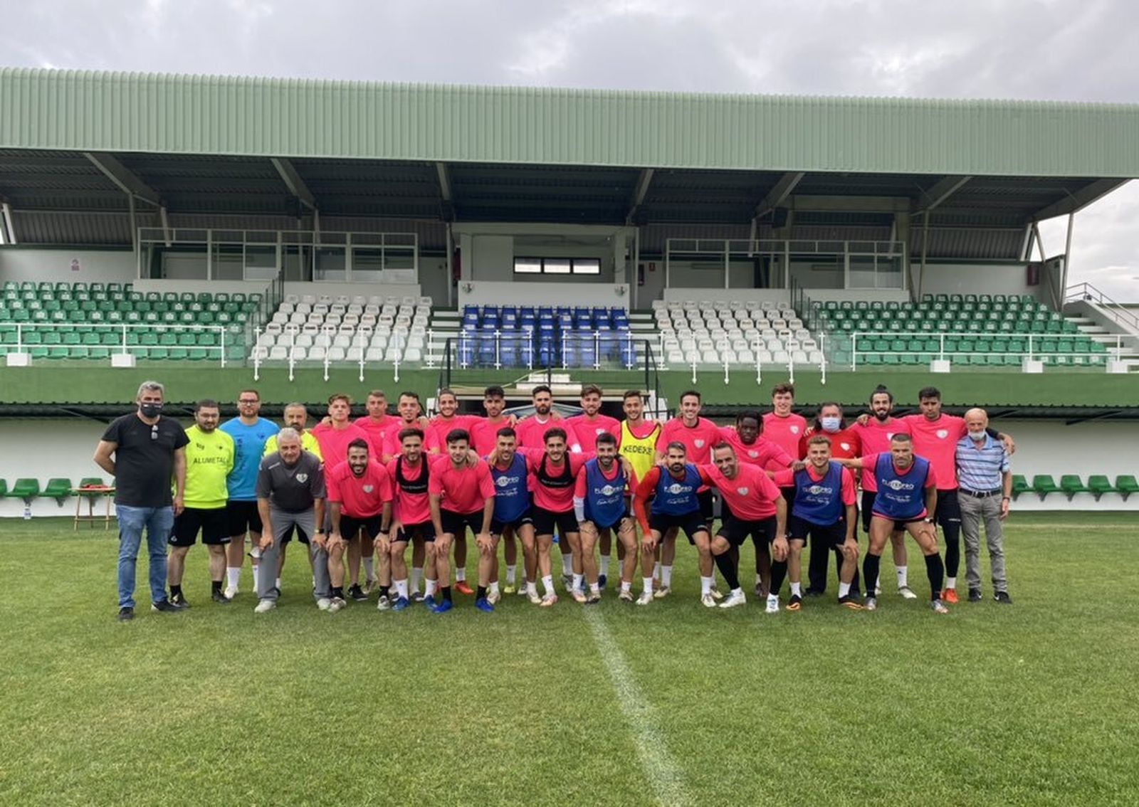 La plantilla del Antequera posa en el día previo.