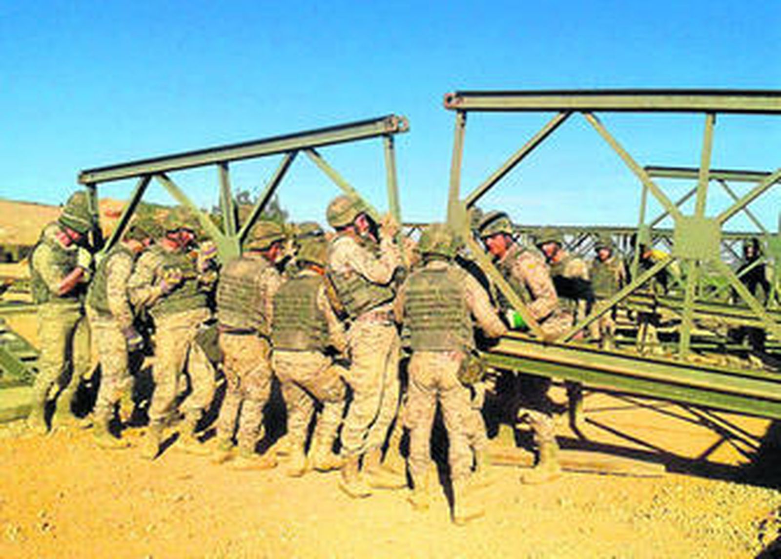 Zapadores de La Legión montan un puente tipo Bailey que permite salvar espacios de hasta 60 metros de distancia.