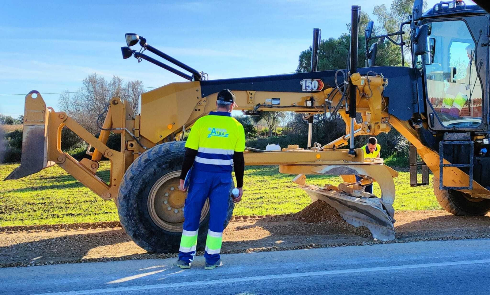 Obras en la A-2003, donde se está construyendo el nuevo carril bici que unirá Jerez con La Barca.