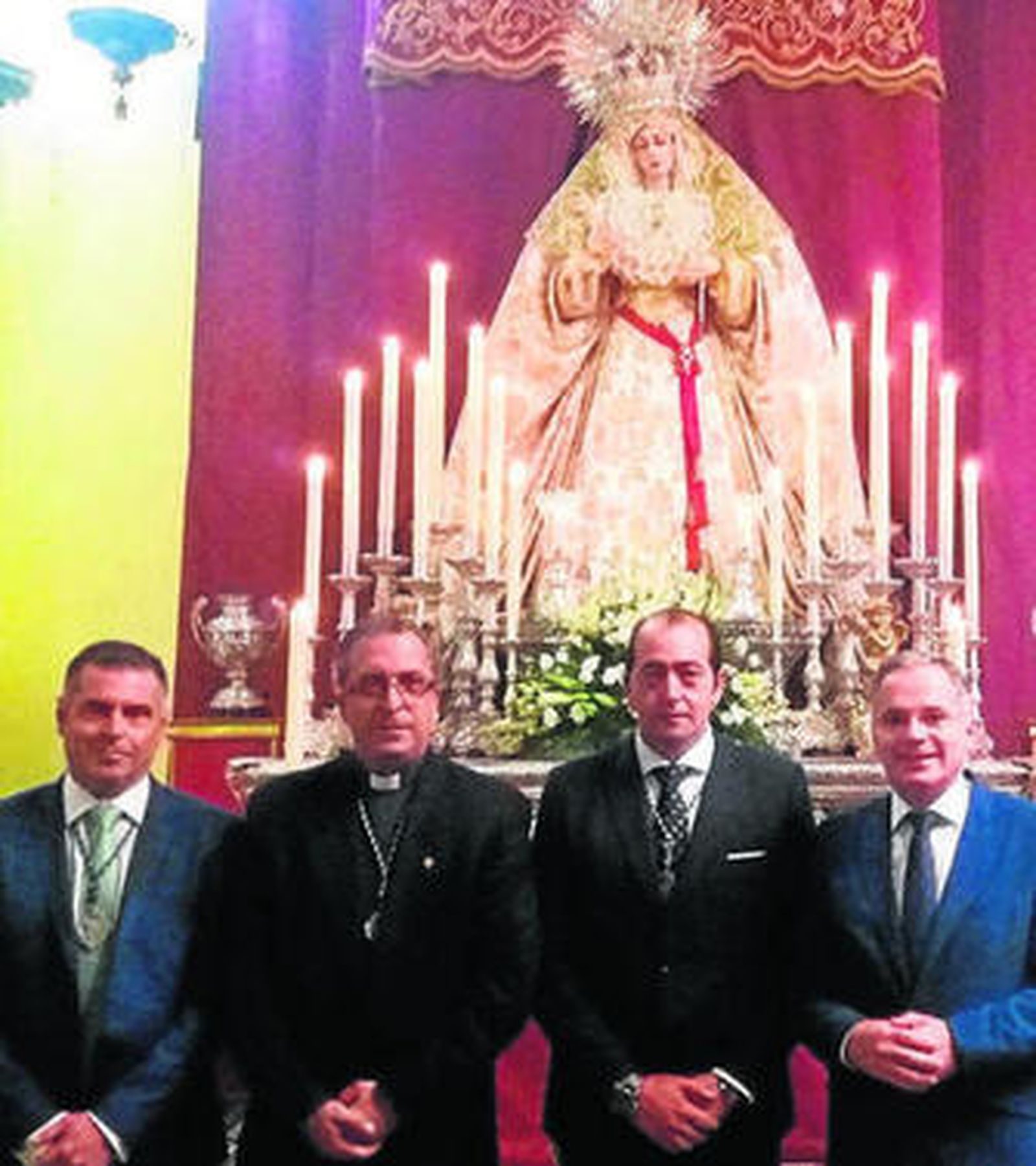 Fernández Cordón, Correro, Vega Lizana y Muñoz, junto a la Virgen.