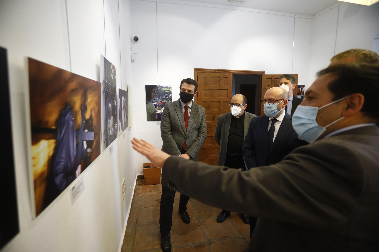 Presentación de la exposición fotográfica 'Miradas de pasión', en fotografías