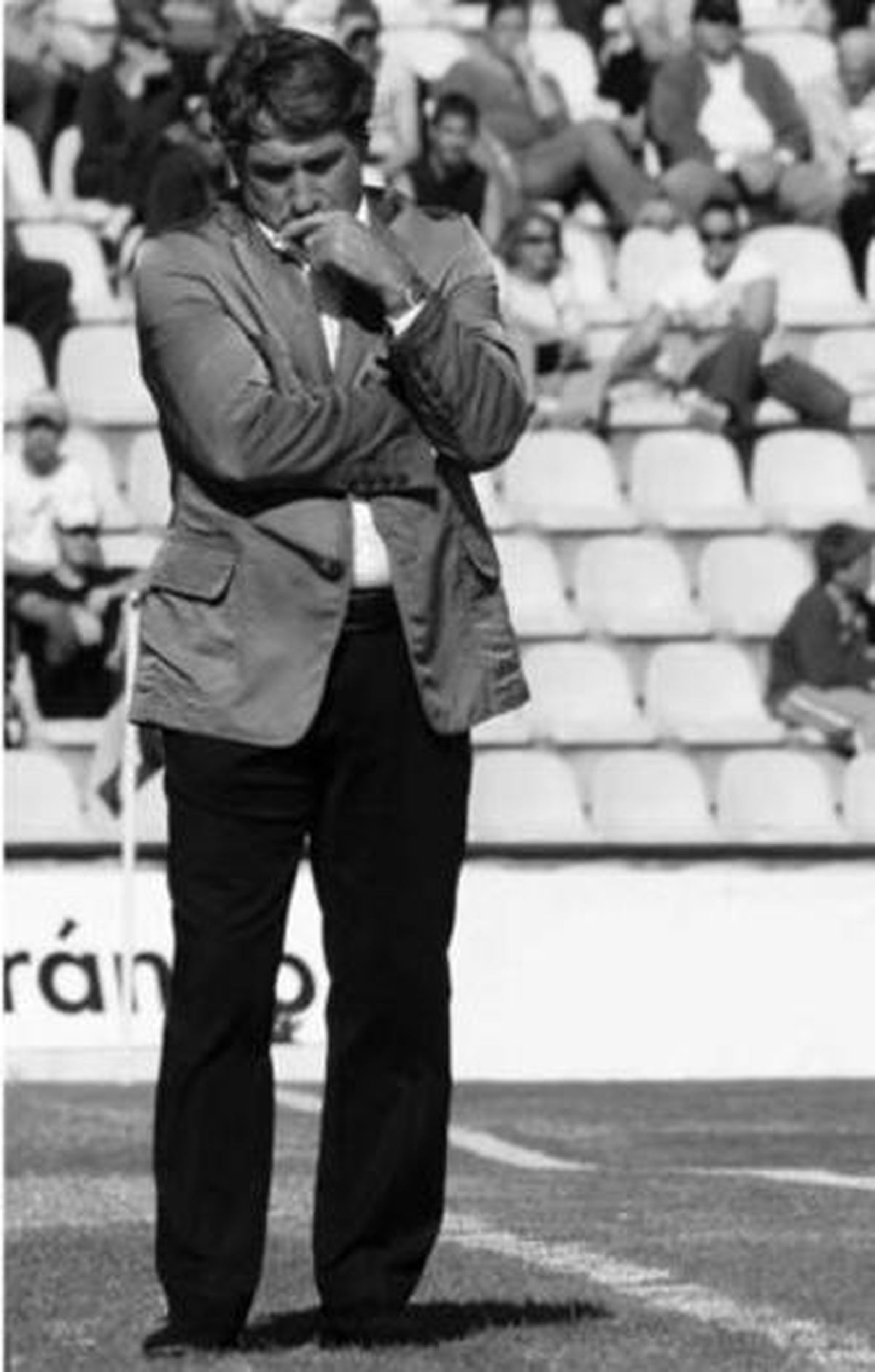 Esteban, pensativo ayer en la banda del Rico Pérez.