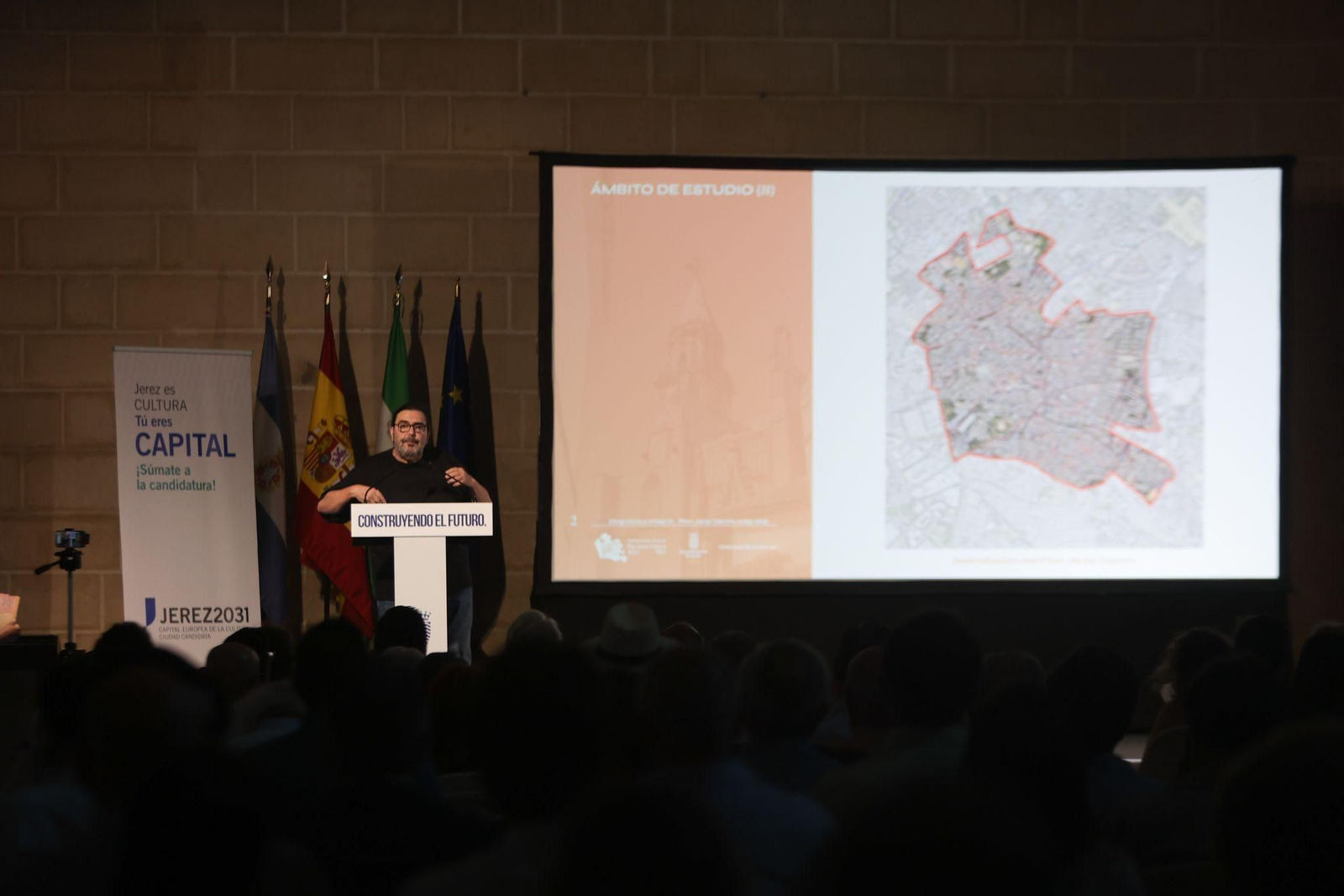 Manuel González Fustegueras, durante la presentación del documento en los Claustros, ayer.