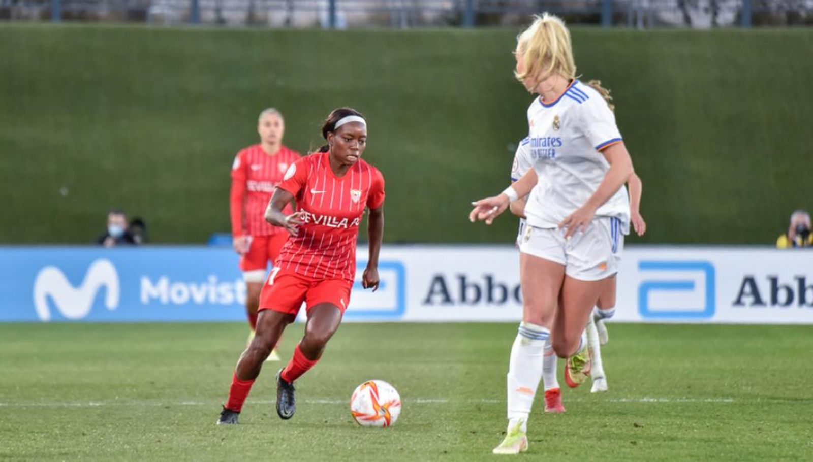 La sevillista Payne conduce la pelota en el partido ante el Real Madrid.