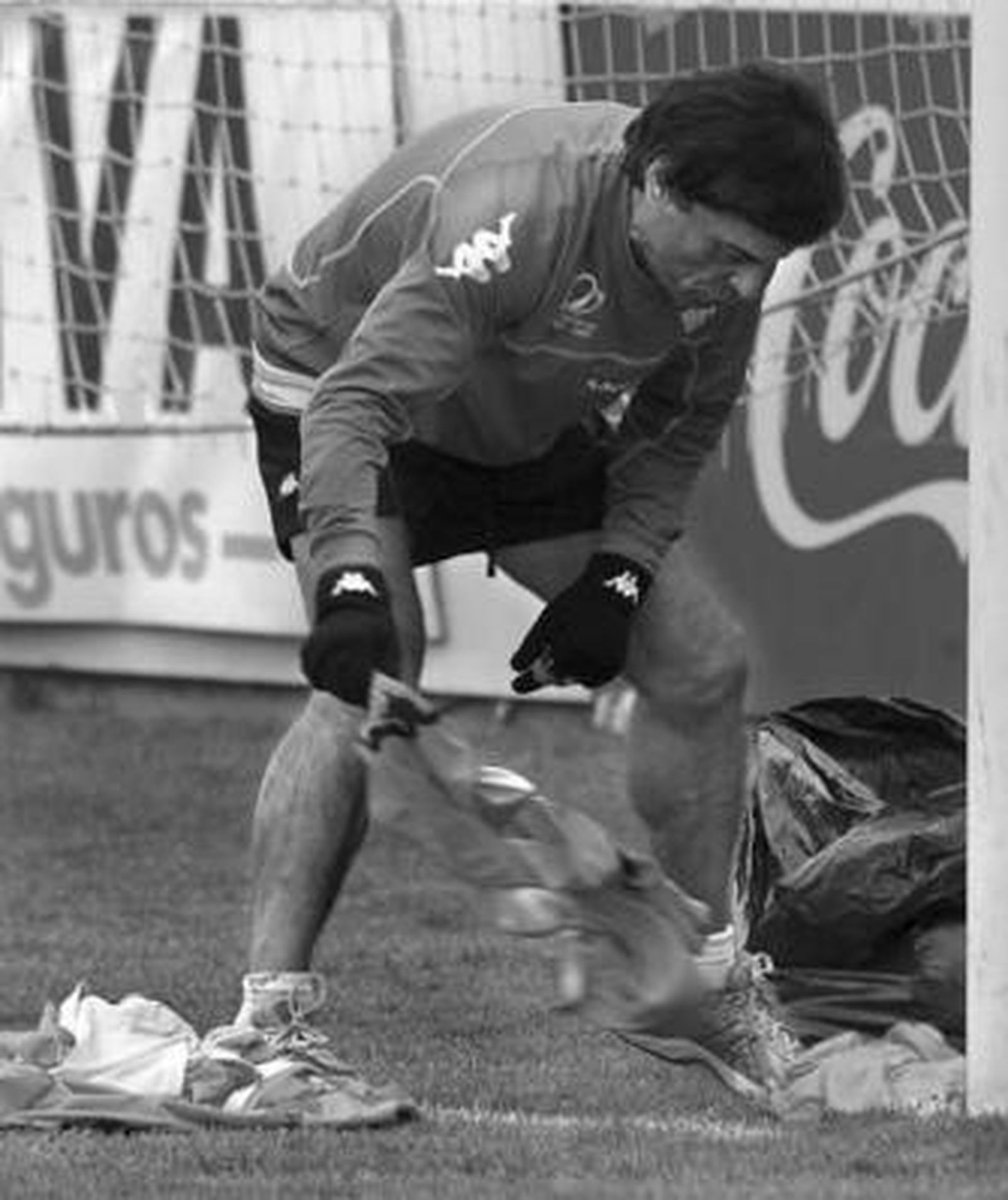 Paco Chaparro recoge un peto del césped.