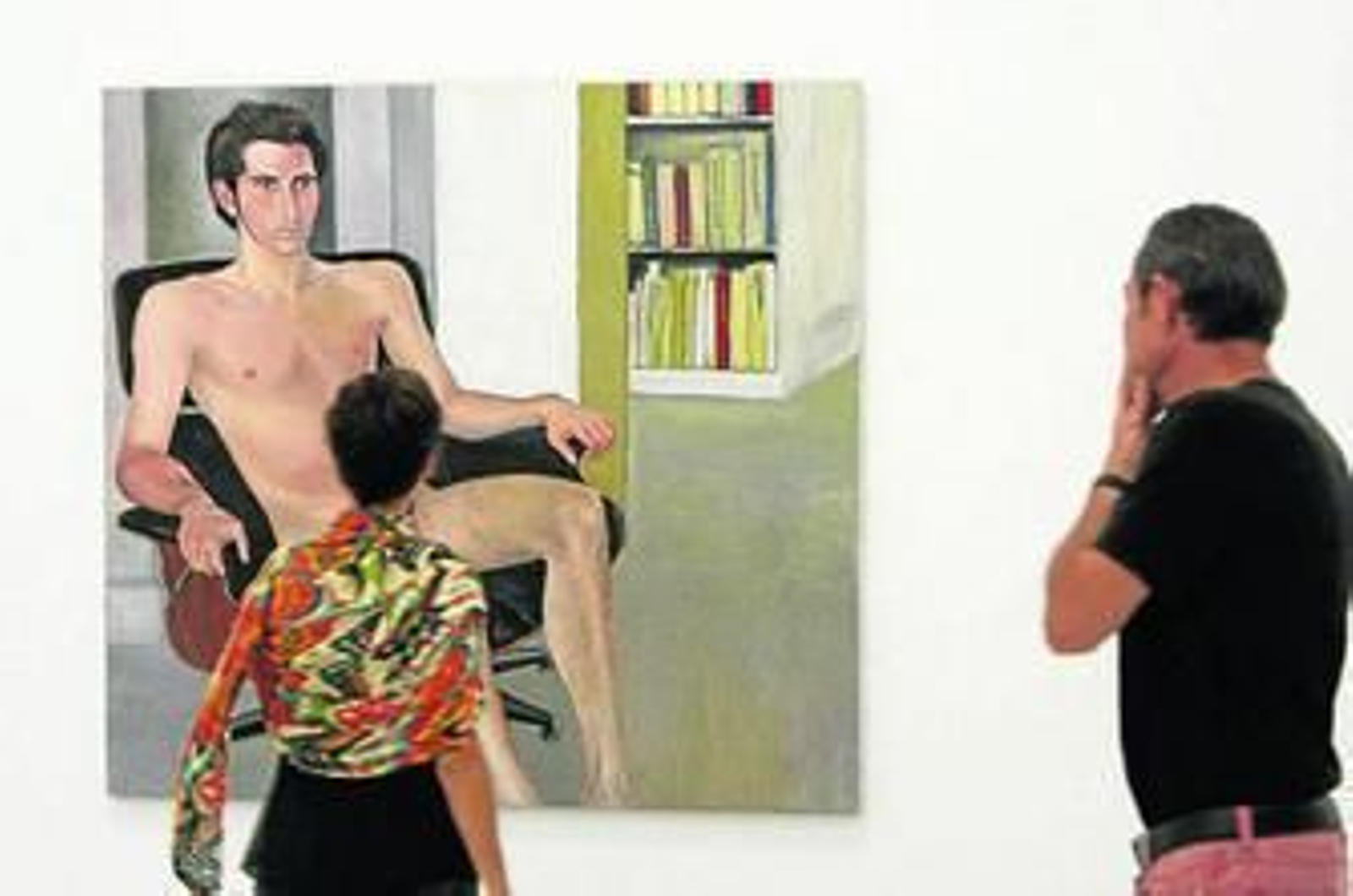 1. Sleigh recrea aquí su biblioteca pero coloca un falso libro dedicado a su obra, olvidada por la crítica, entre los volúmenes sobre grandes pintores. 2. Su autorretrato en 'Trabajando en casa' (1969). 3. El óleo 'Felicity Rainnie recostada' (1972).