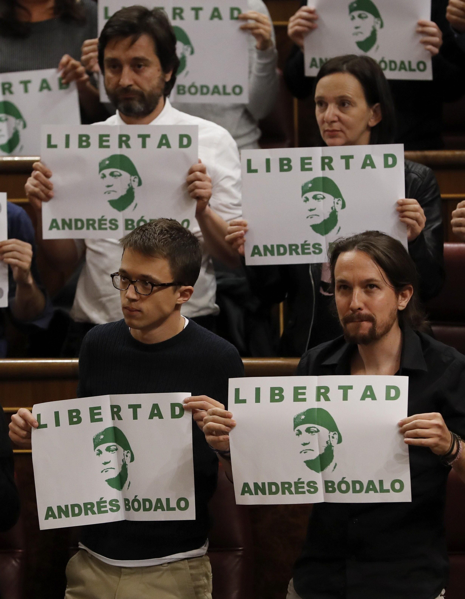 Errejón e Iglesias pidiendo ayer en el Congreso la libertad de Andrés Bódalo.