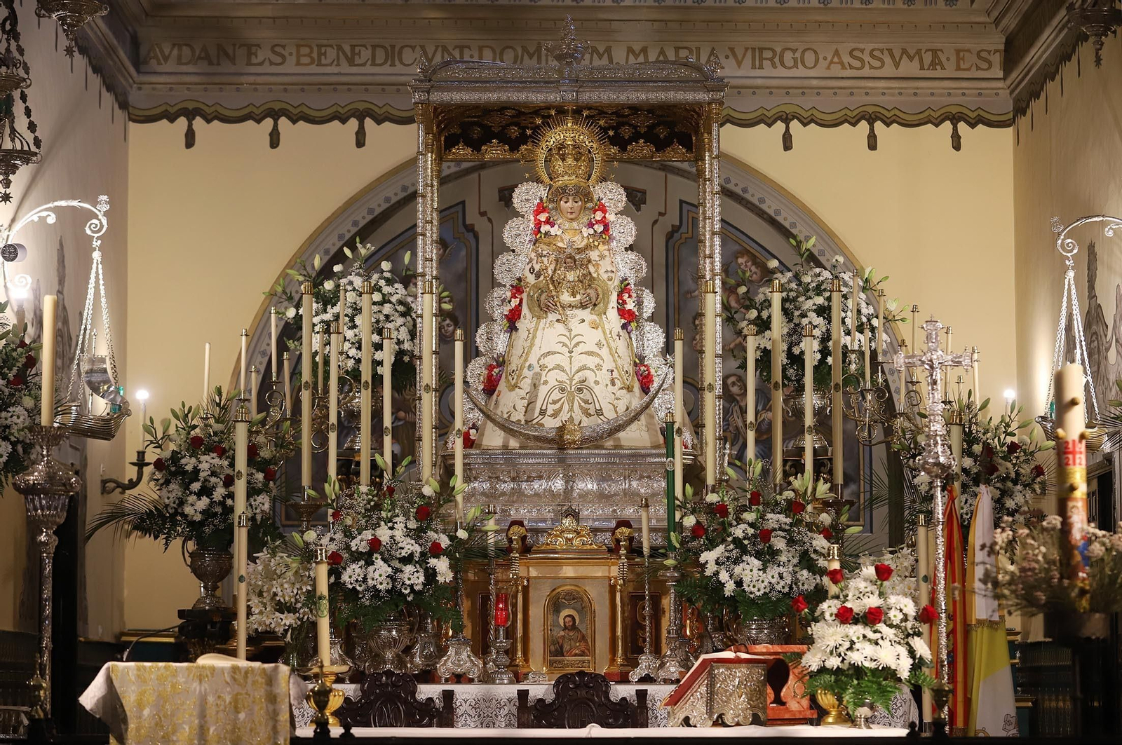 Imágenes de la Virgen del Rocío y sus nuevas andas